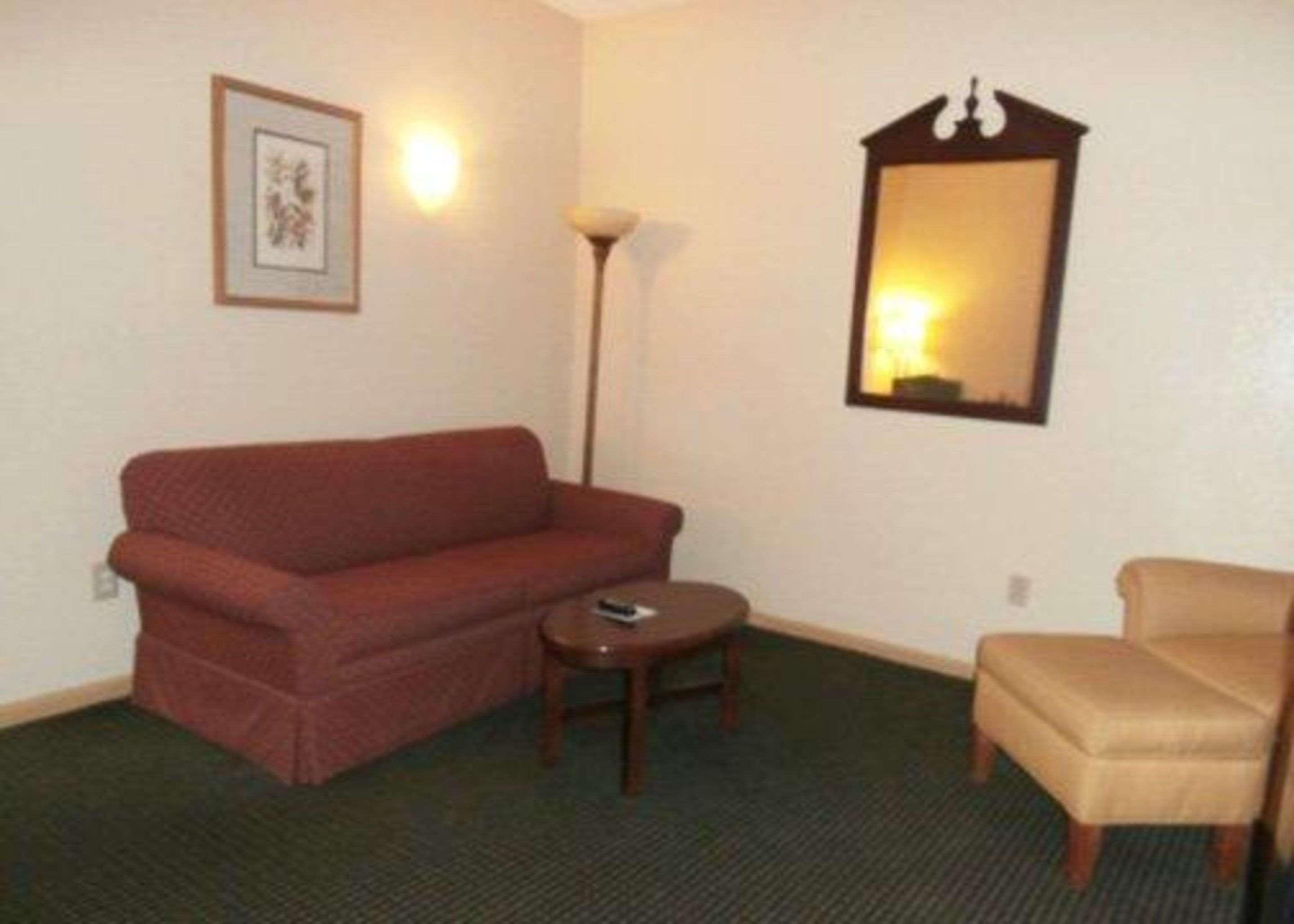 Quality Inn & Suites Дублин Экстерьер фото